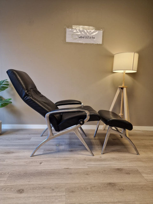 PENT BRUKT | Ekornes Stressless You James lenestol med krakk i svart