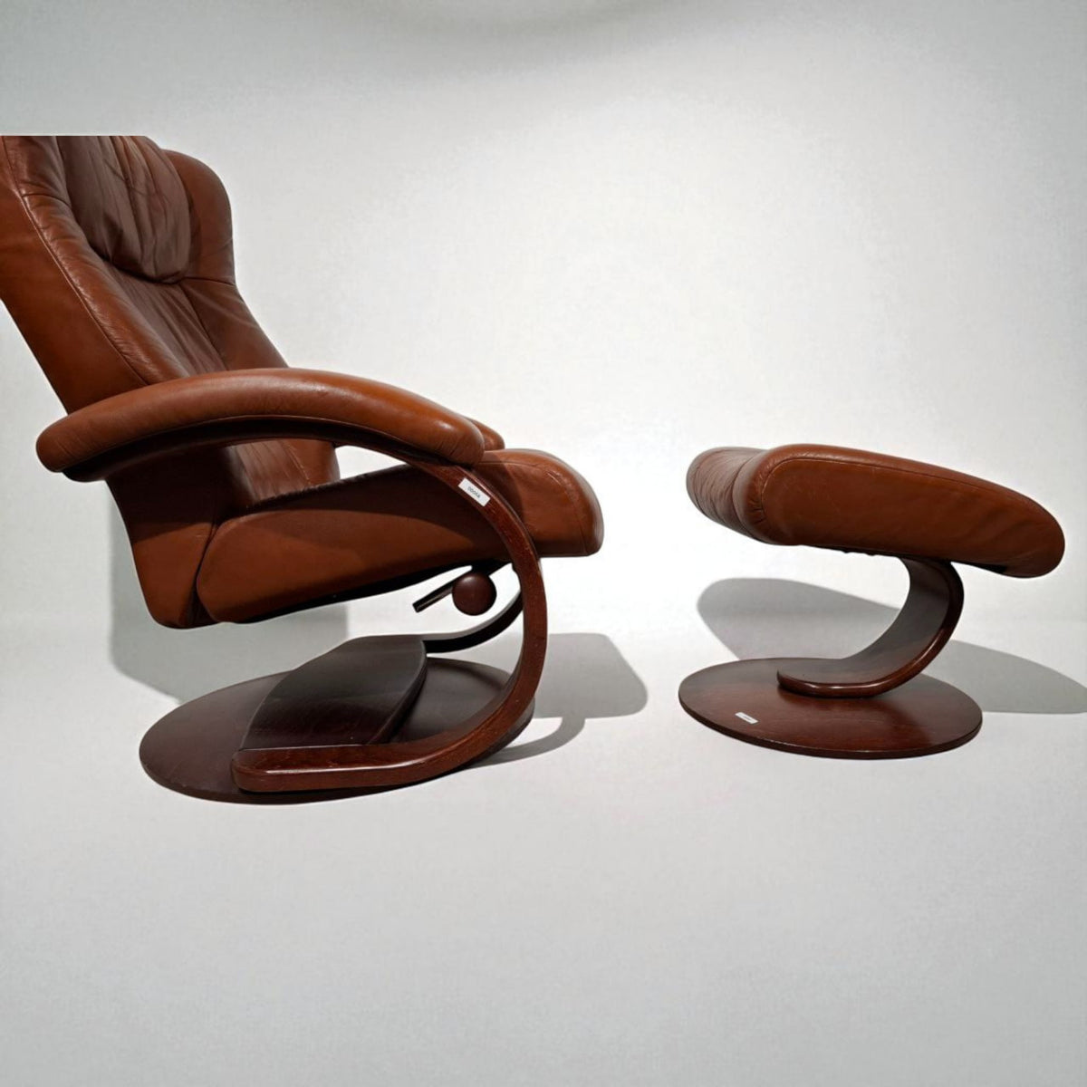 Hjellegjerde Lenestol med Fotskammel – Cognac Skinn | Komfort & Design