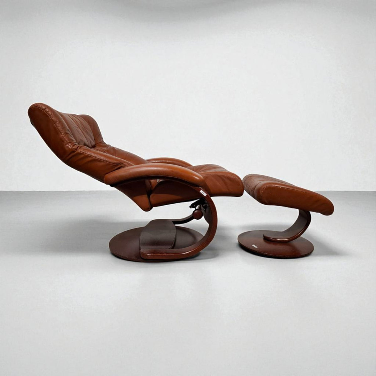 Hjellegjerde Lenestol med Fotskammel – Cognac Skinn | Komfort & Design