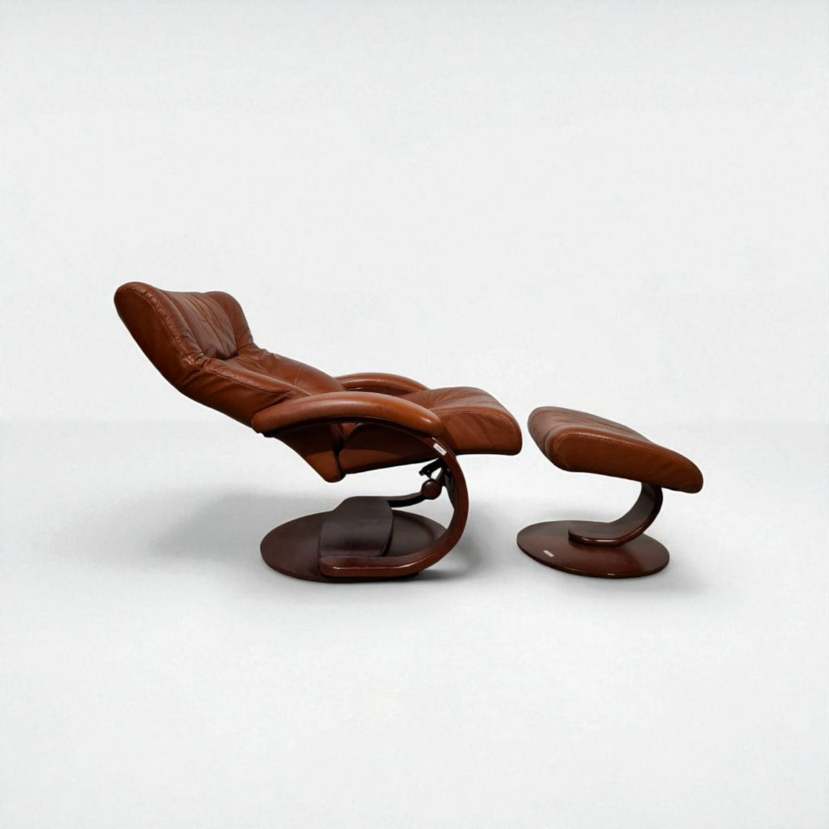 Hjellegjerde Lenestol med Fotskammel – Cognac Skinn | Komfort & Design