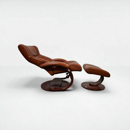 Hjellegjerde Lenestol med Fotskammel – Cognac Skinn | Komfort & Design