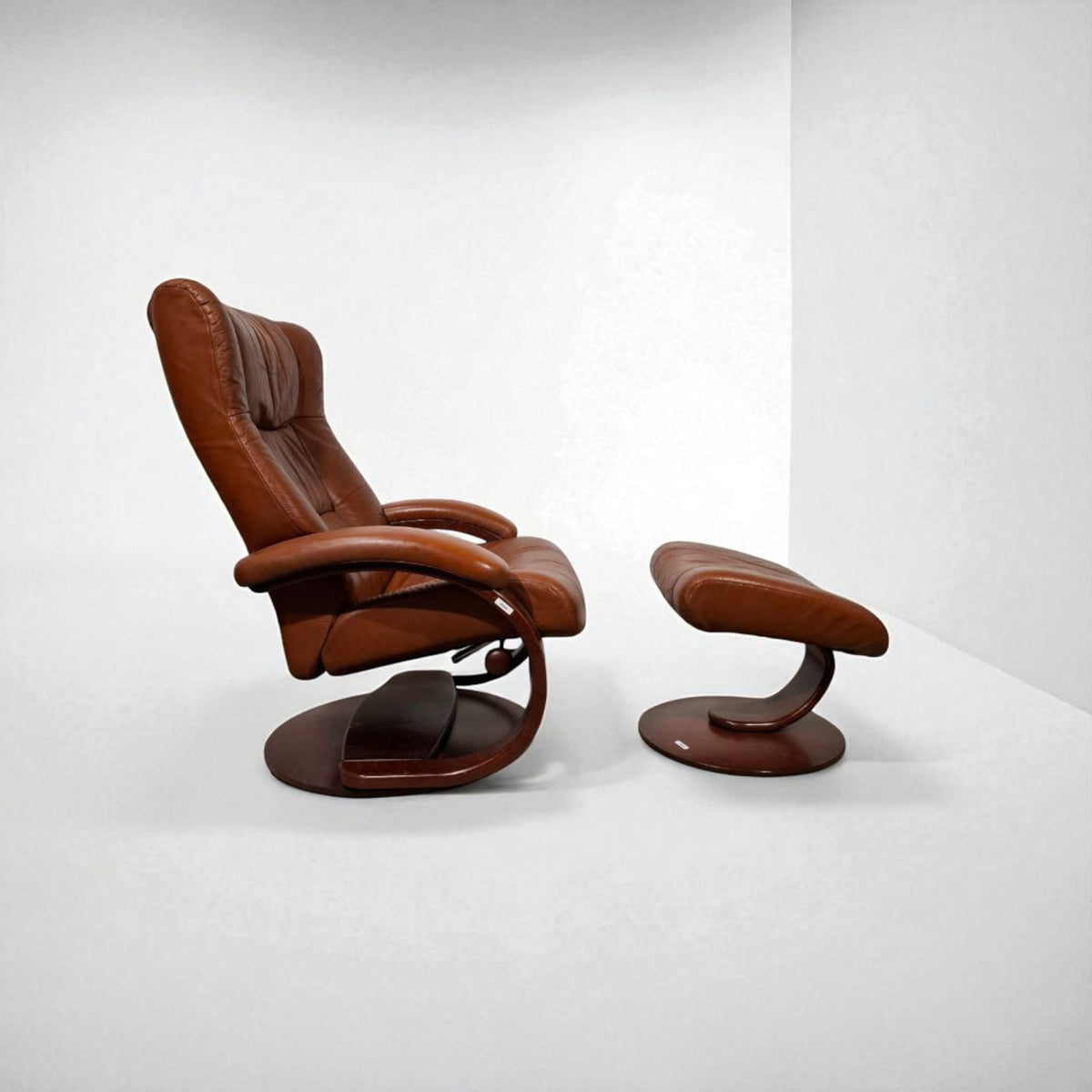 Hjellegjerde Lenestol med Fotskammel – Cognac Skinn | Komfort & Design