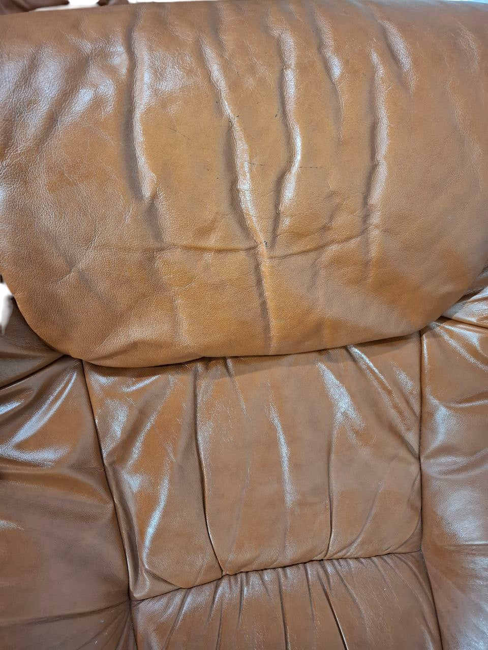 Hjellegjerde Lenestol med Fotskammel – Cognac Skinn | Komfort & Design