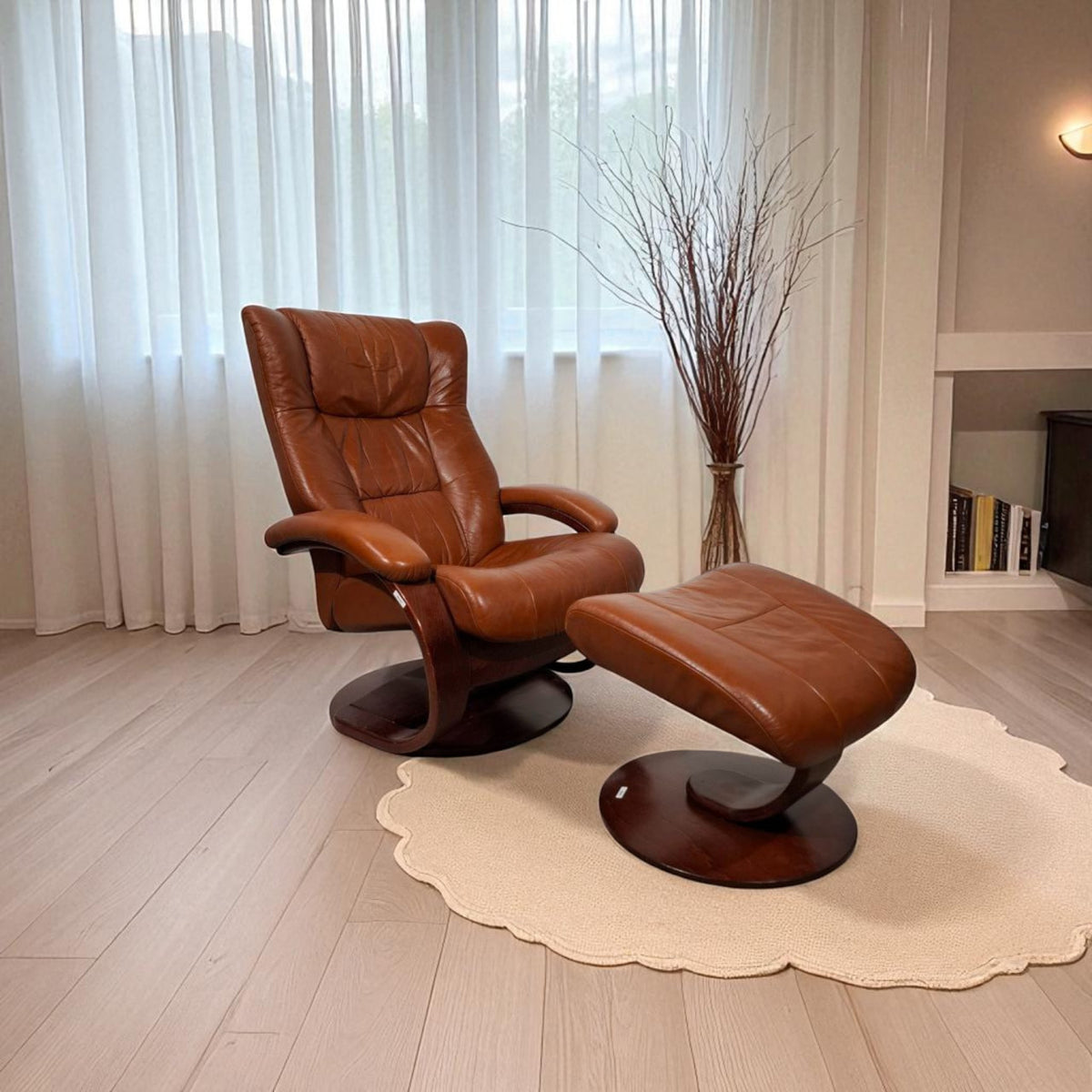 Hjellegjerde Lenestol med Fotskammel – Cognac Skinn | Komfort & Design