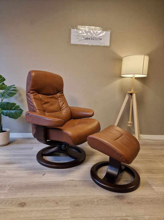 PENT BRUKT | Hjellgjerde fjords lenestol med krakk i cognac