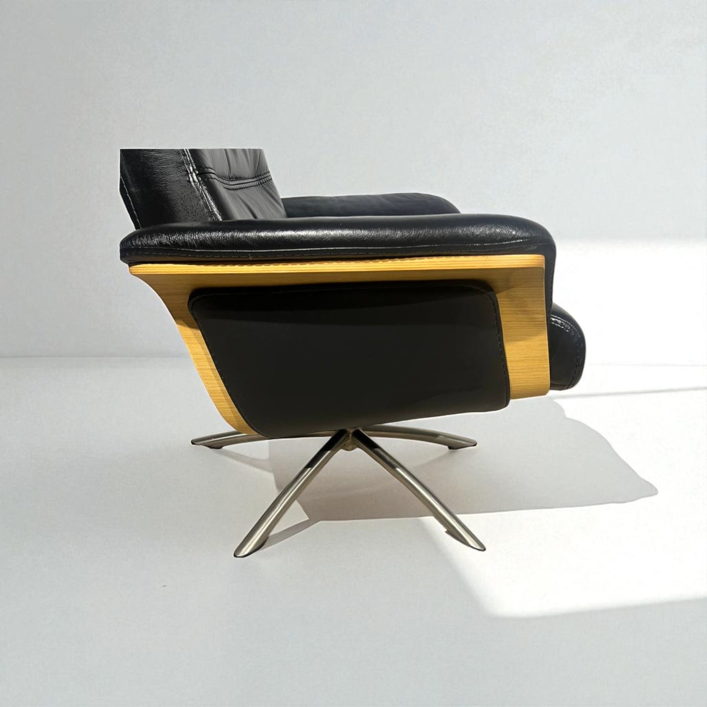 IMG Comfort Space lenestol med krakk i skinn – Komfort & Stil | MøbelGlede