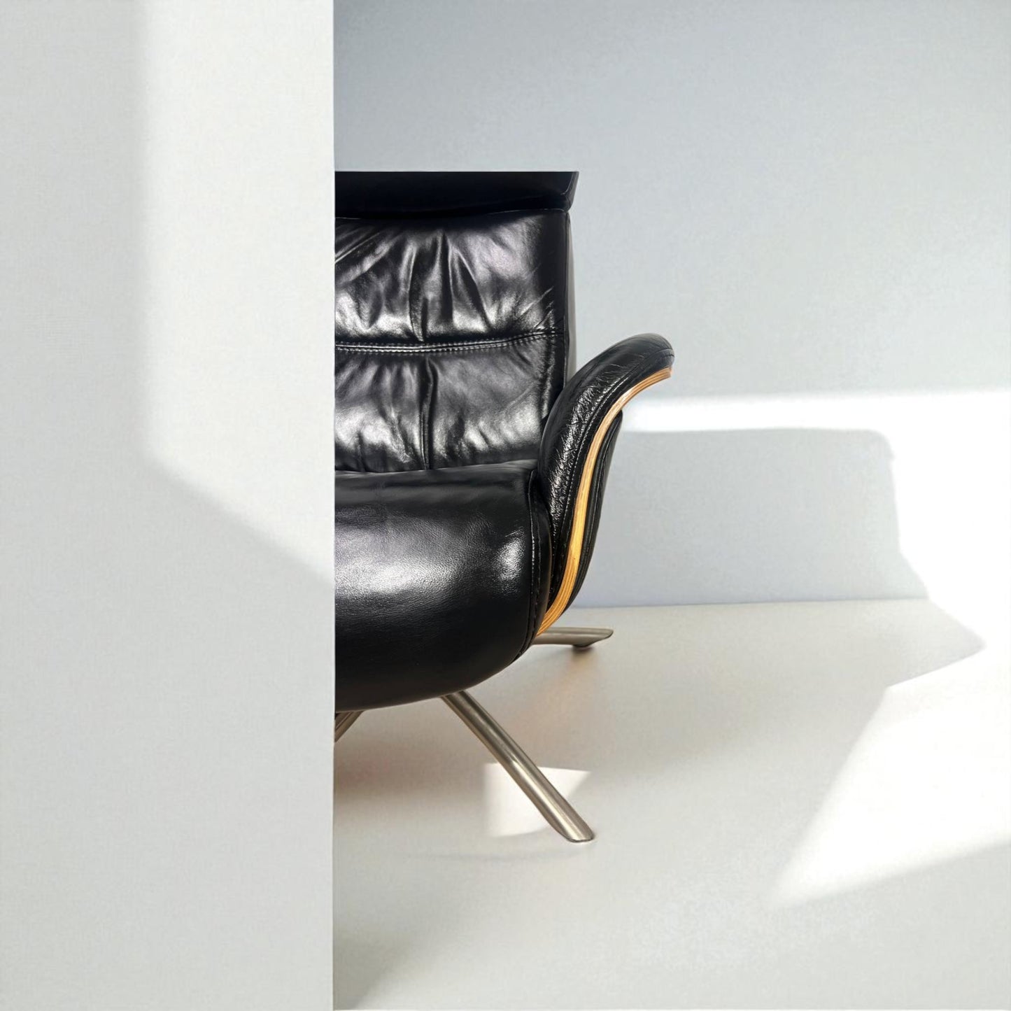 IMG Comfort Space lenestol med krakk i skinn – Komfort & Stil | MøbelGlede