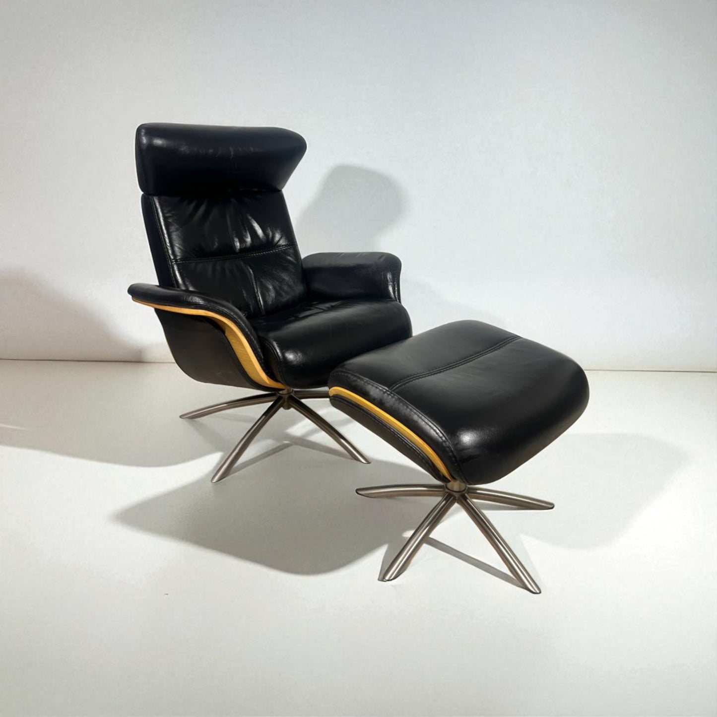IMG Comfort Space lenestol med krakk i skinn – Komfort & Stil | MøbelGlede