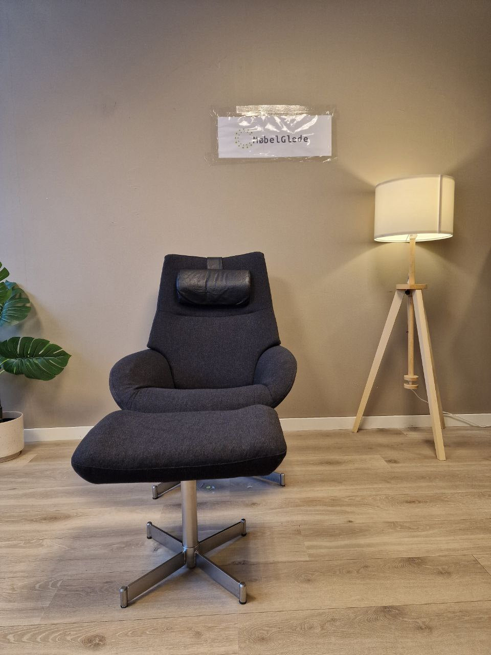 PENT BRUKT | Kebe Lotus lenestol med krakk i grå