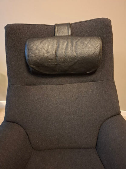 PENT BRUKT | Kebe Lotus lenestol med krakk i grå