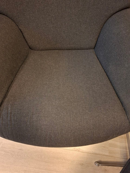 PENT BRUKT | Kebe Lotus lenestol med krakk i grå