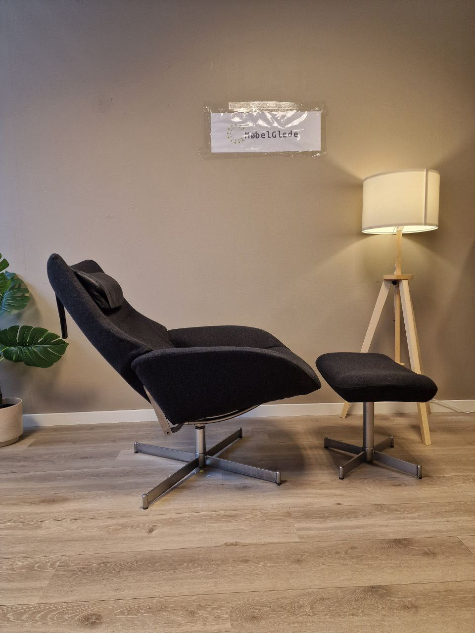 PENT BRUKT | Kebe Lotus lenestol med krakk i grå