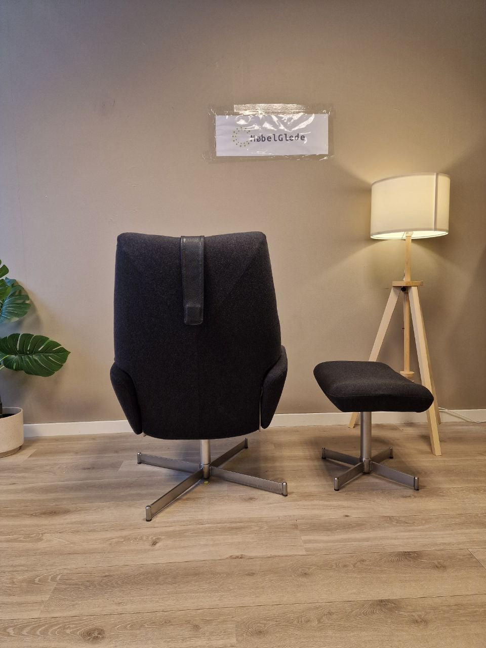 PENT BRUKT | Kebe Lotus lenestol med krakk i grå