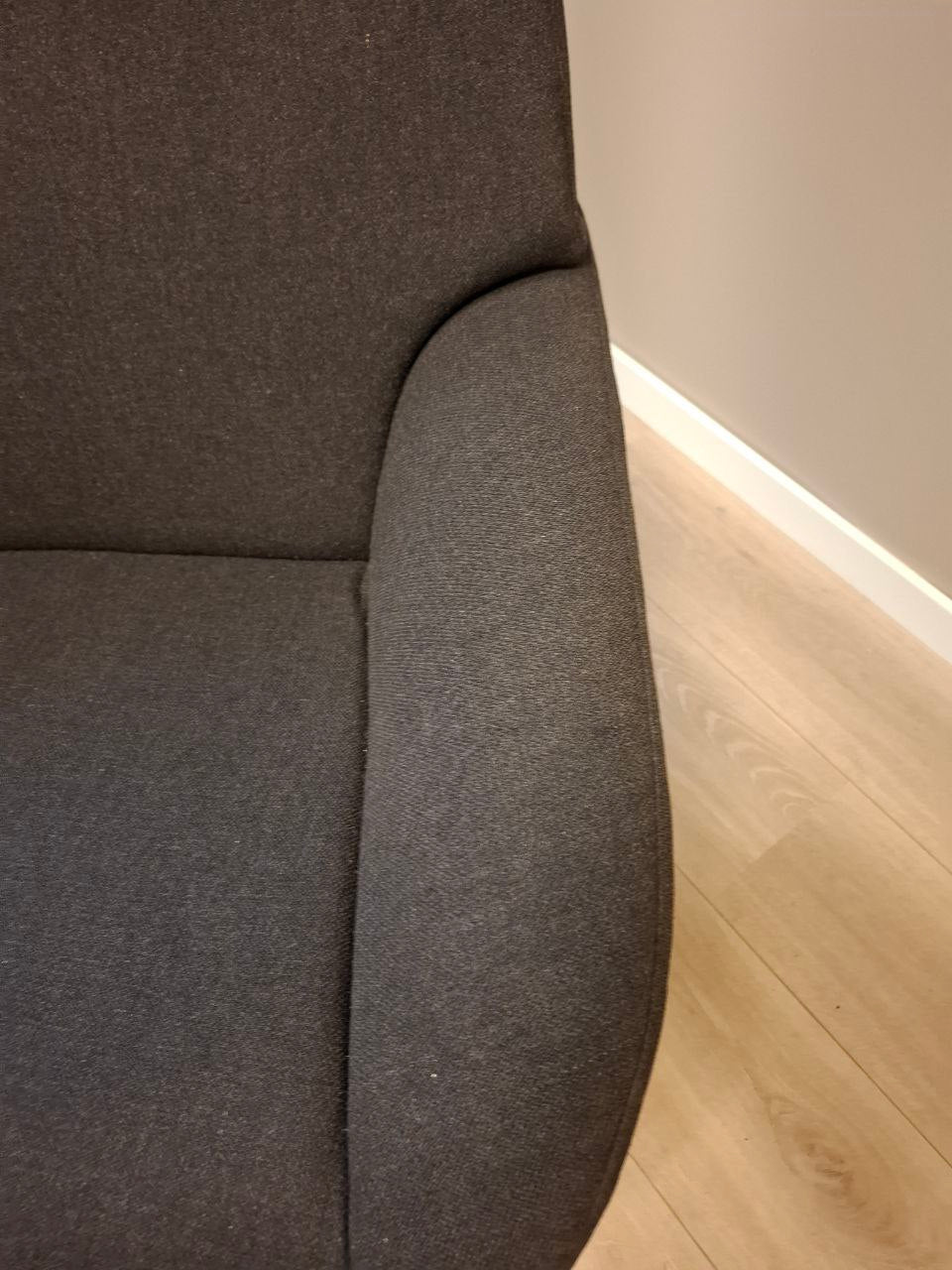 PENT BRUKT | Kebe Lotus lenestol med krakk i grå