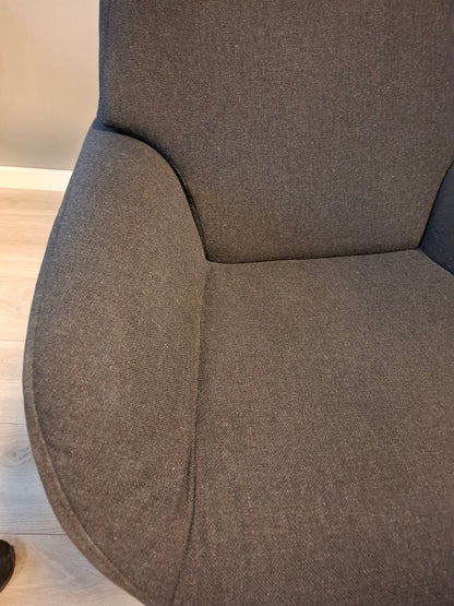 PENT BRUKT | Kebe Lotus lenestol med krakk i grå