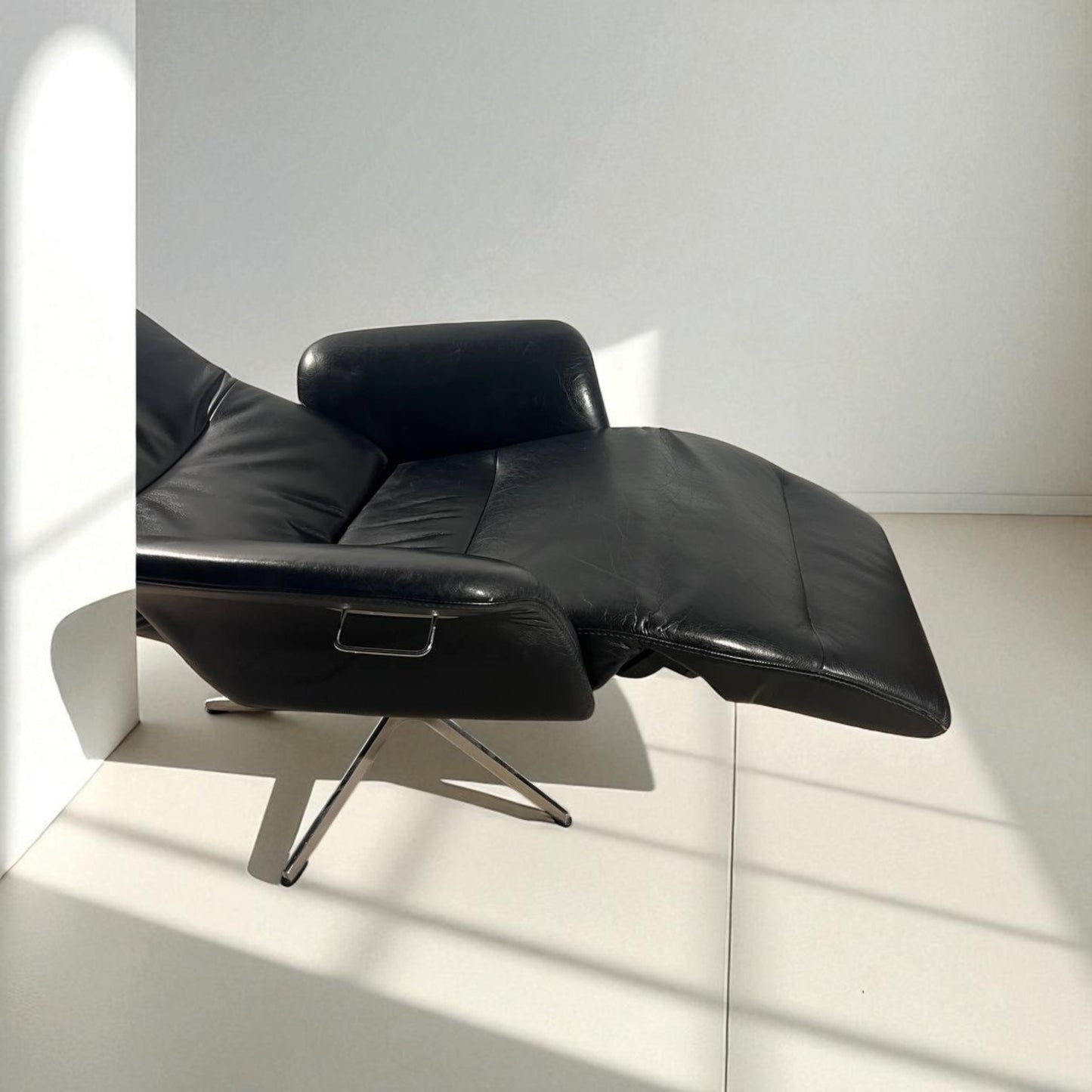 Conform Master  Recliner med innbygd fothviler – MøbelGlede