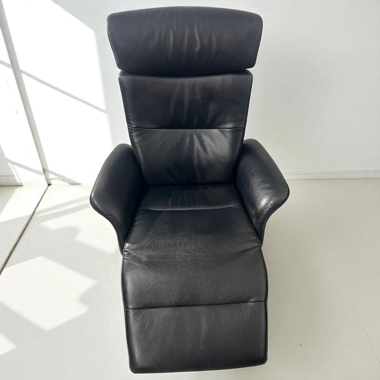 Conform Master  Recliner med innbygd fothviler – MøbelGlede