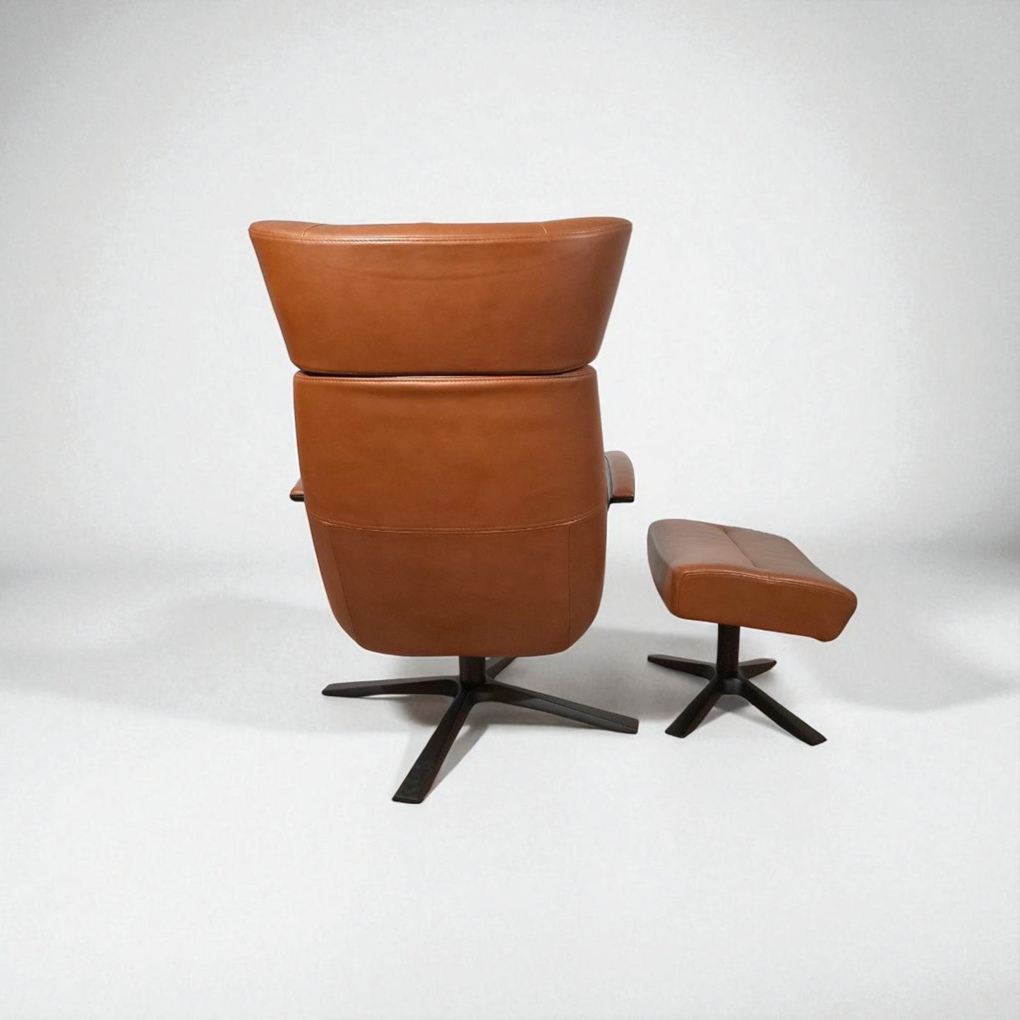 Conform Style Lenestol med Krakk i Western Cognac – Komfort & Luksus