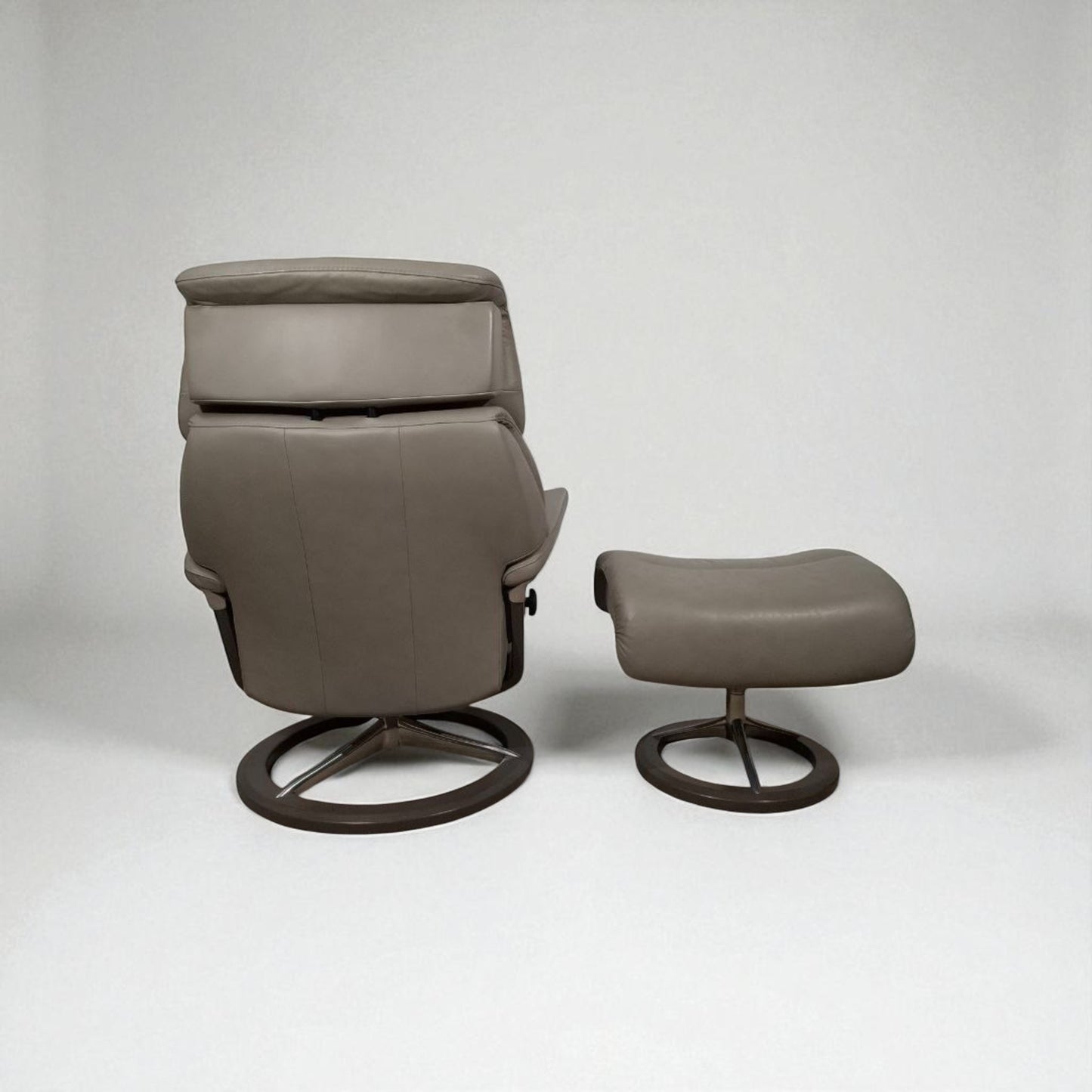Stressless Capri lenestol med krakk – Signatur understell