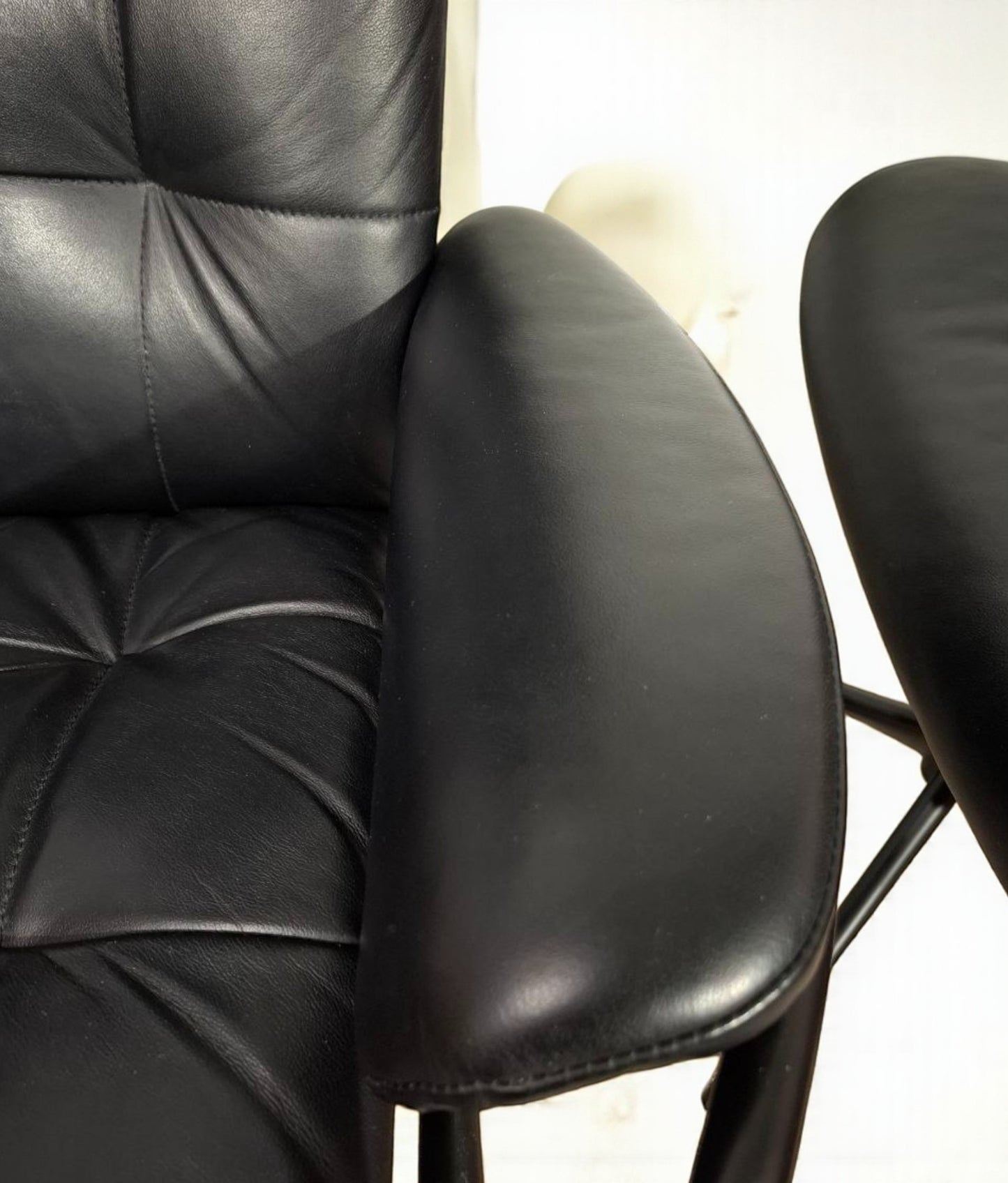 Stressless London Lenestol med Krakk – Sort Skinn | MøbelGlede