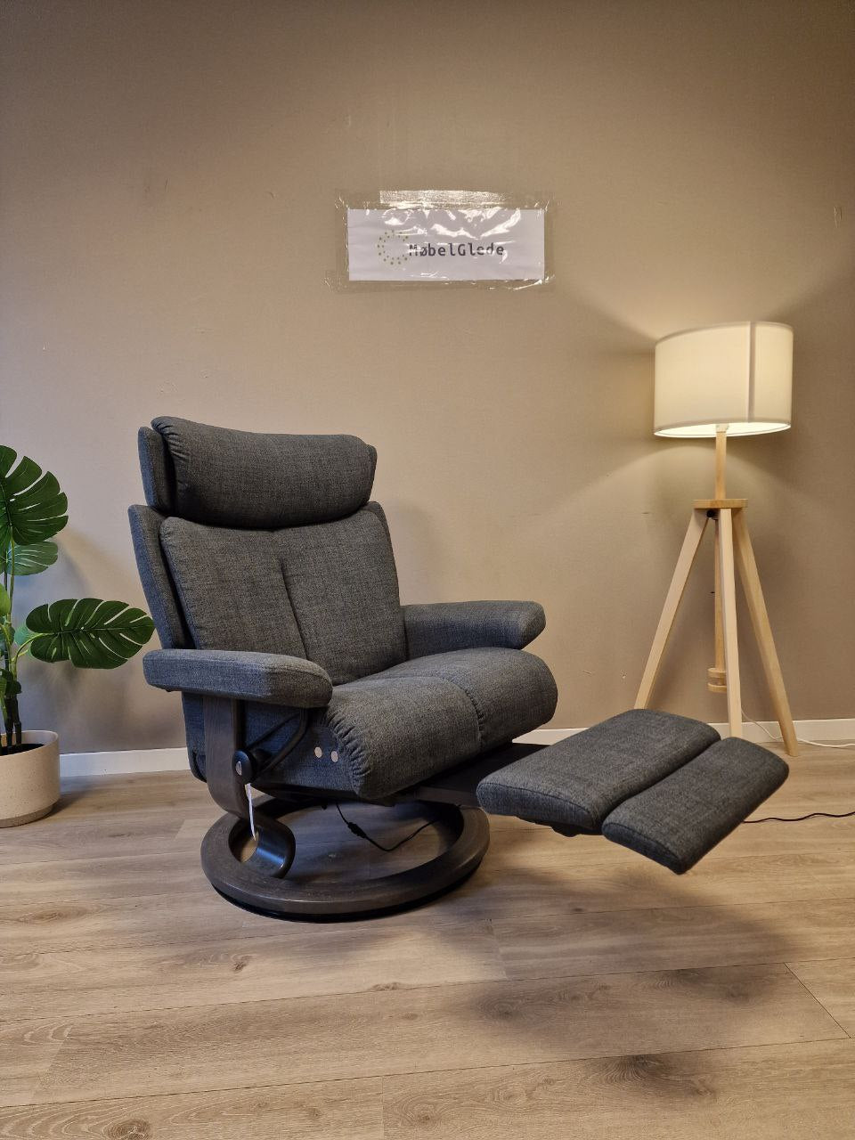 Brukt Stressless Magic Power lenestol (L) i grå - frontvisning