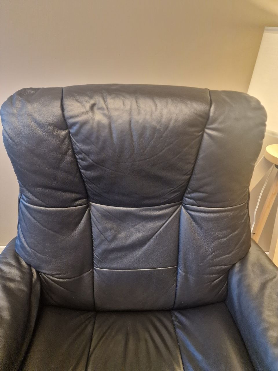 Stressless Mayfair (L) lenestol m/krakk i svart skinn