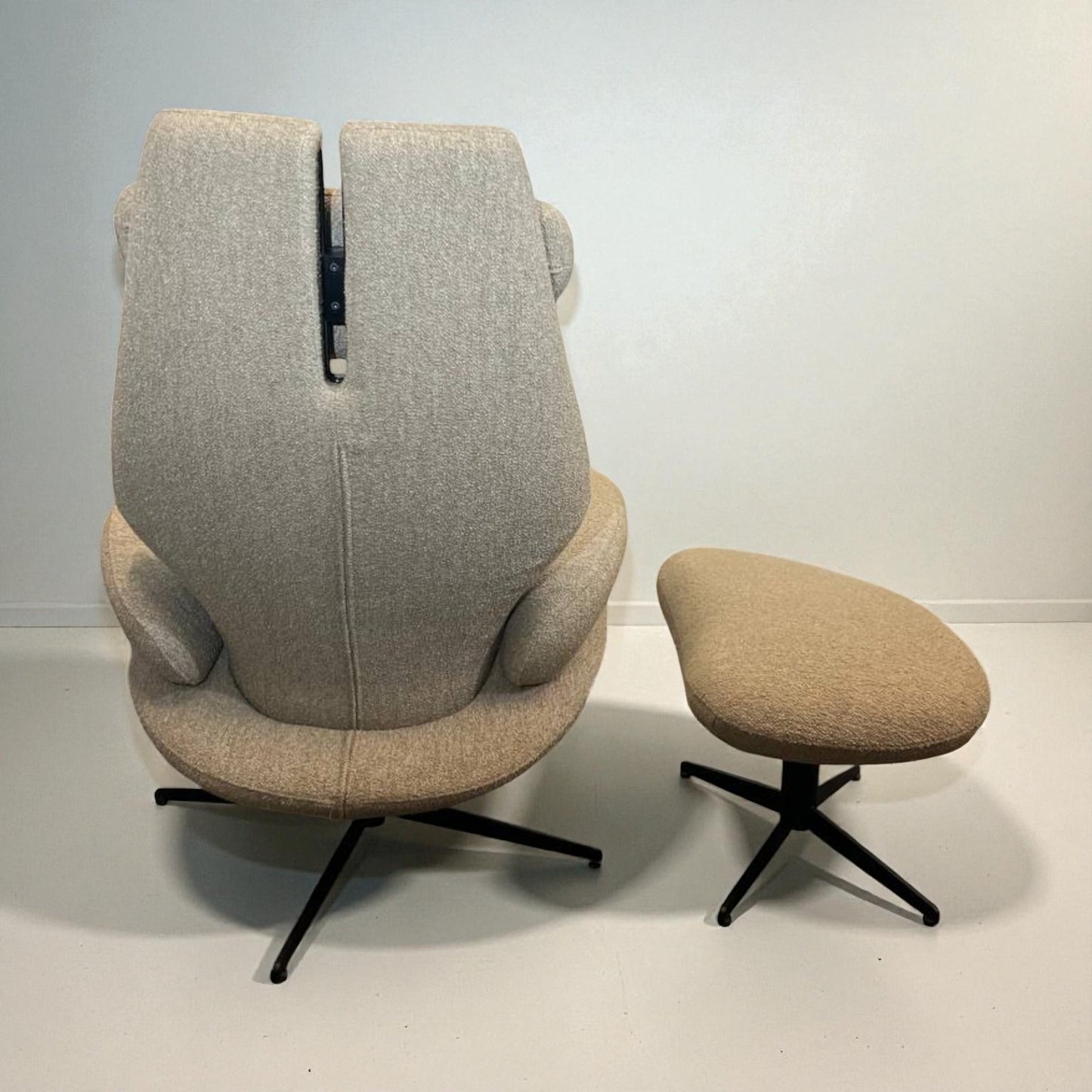 Brunstad SPLIT hvilestol Offwhite Teddy med krakk – Sjelden mulighet | MøbelGlede