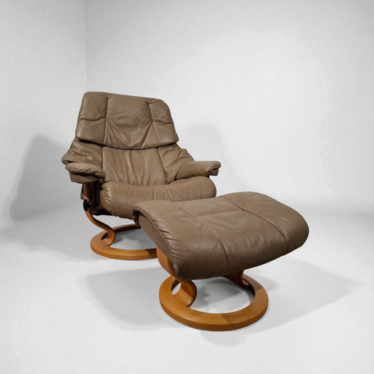 Stressless Reno (L) Lenestol med Krakk – Beige Skinn | Pent Brukt