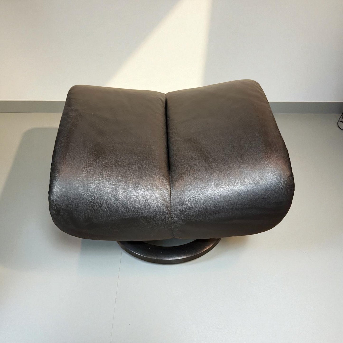 Stressless Magic (M) lenestol svart skinn m/ krakk – Ekornes kvalitet | MøbelGlede