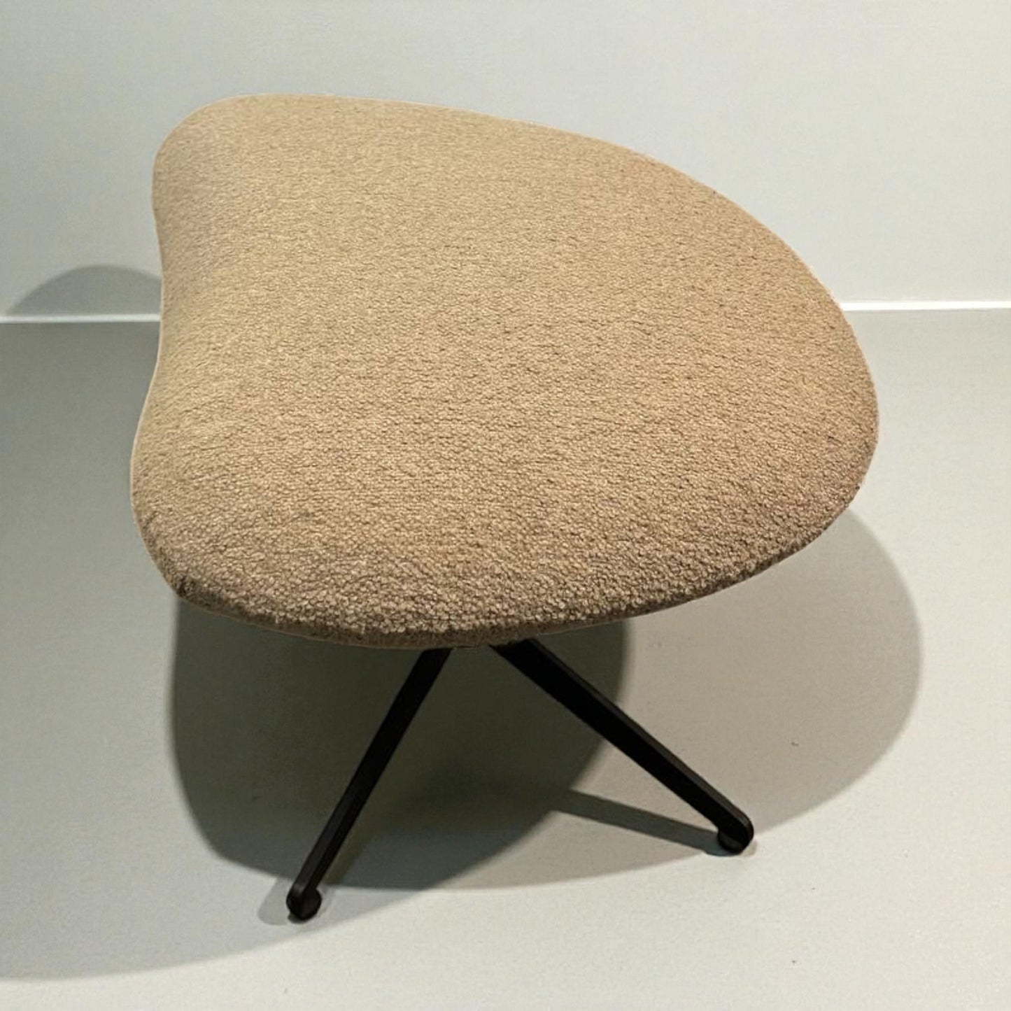 Brunstad SPLIT hvilestol Offwhite Teddy med krakk – Sjelden mulighet | MøbelGlede