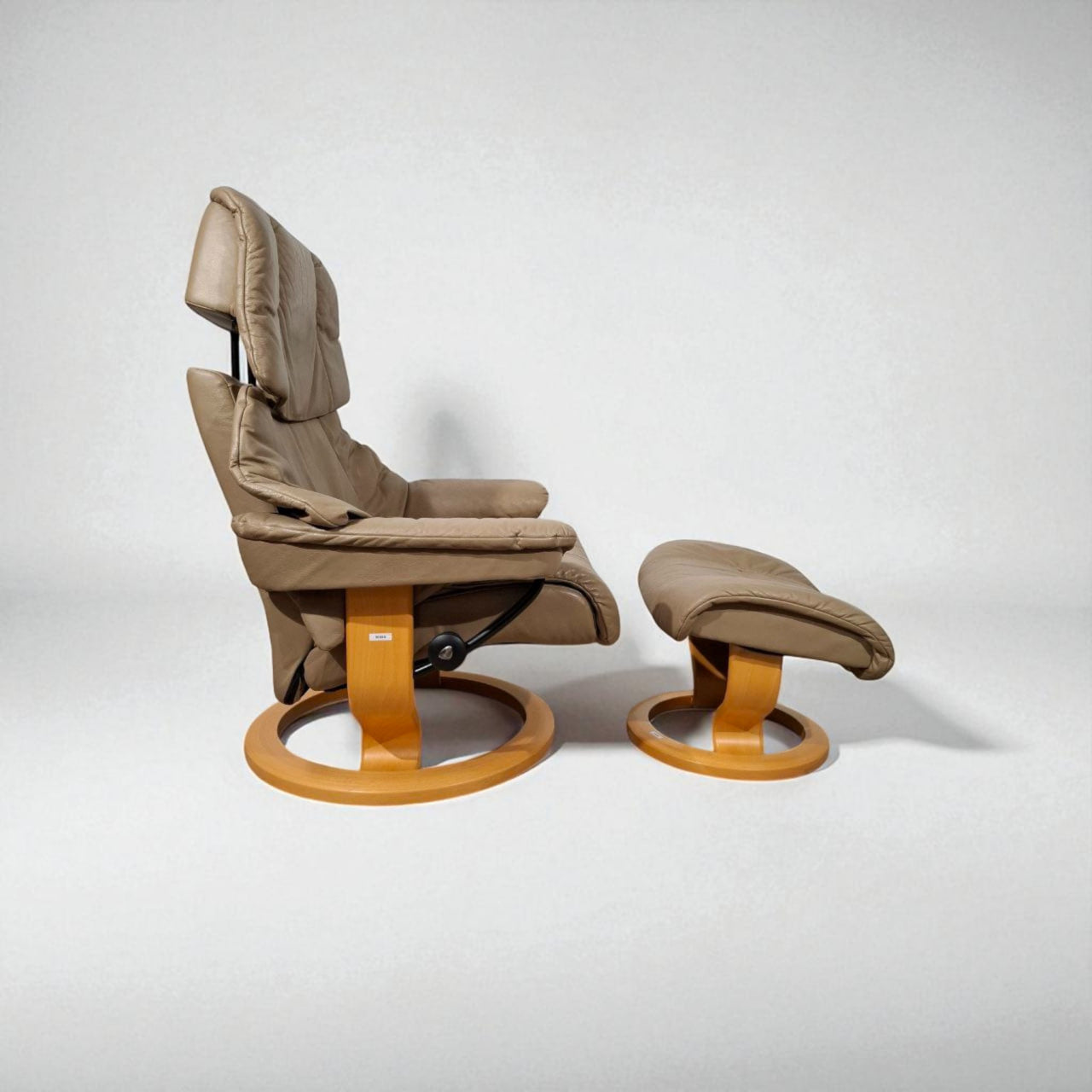 Stressless Reno (L) Lenestol med Krakk – Beige Skinn | Pent Brukt