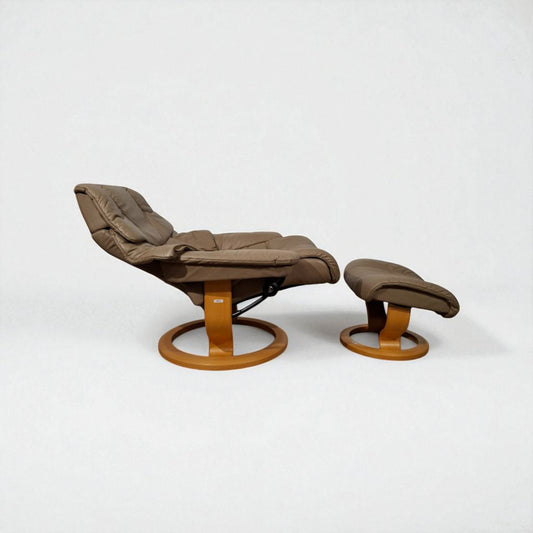 Stressless Reno (L) Lenestol med Krakk – Beige Skinn | Pent Brukt