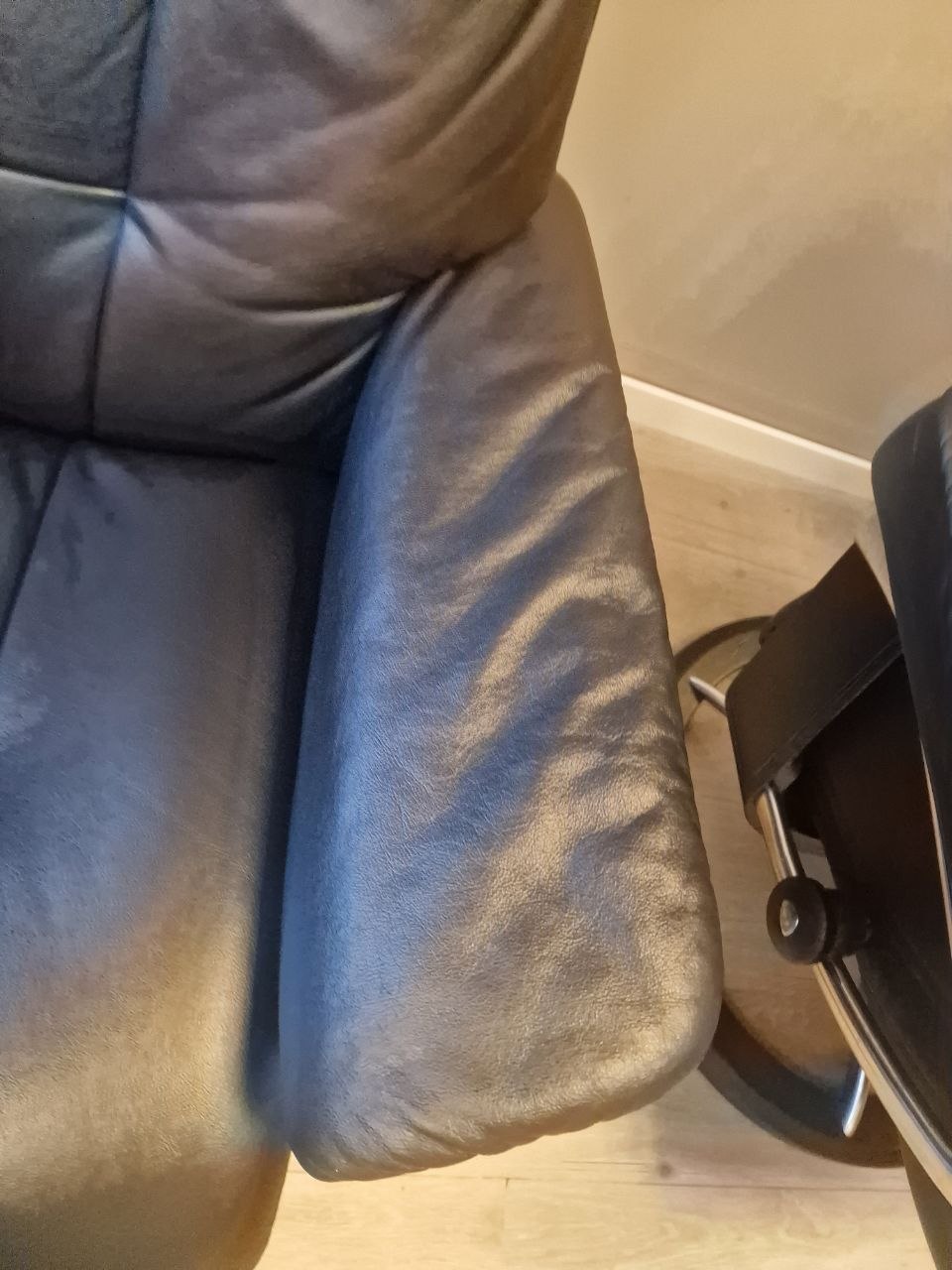Stressless Mayfair (L) lenestol m/krakk i svart skinn