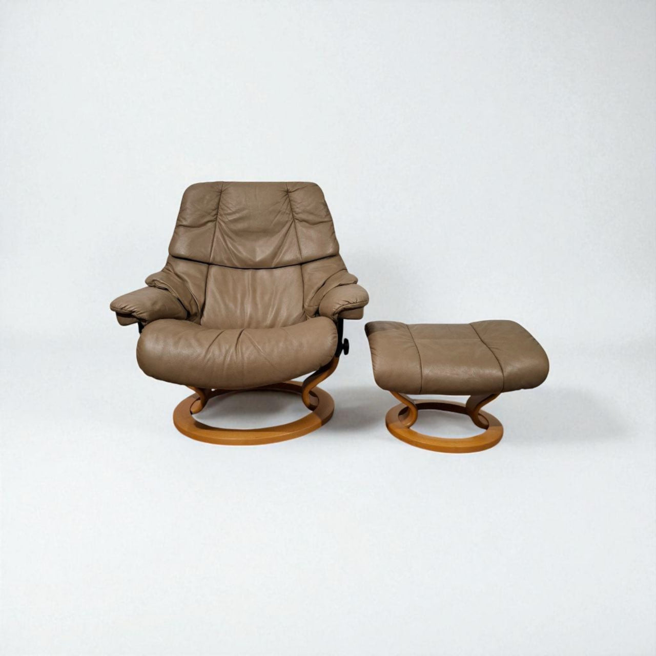 Stressless Reno (L) Lenestol med Krakk – Beige Skinn | Pent Brukt