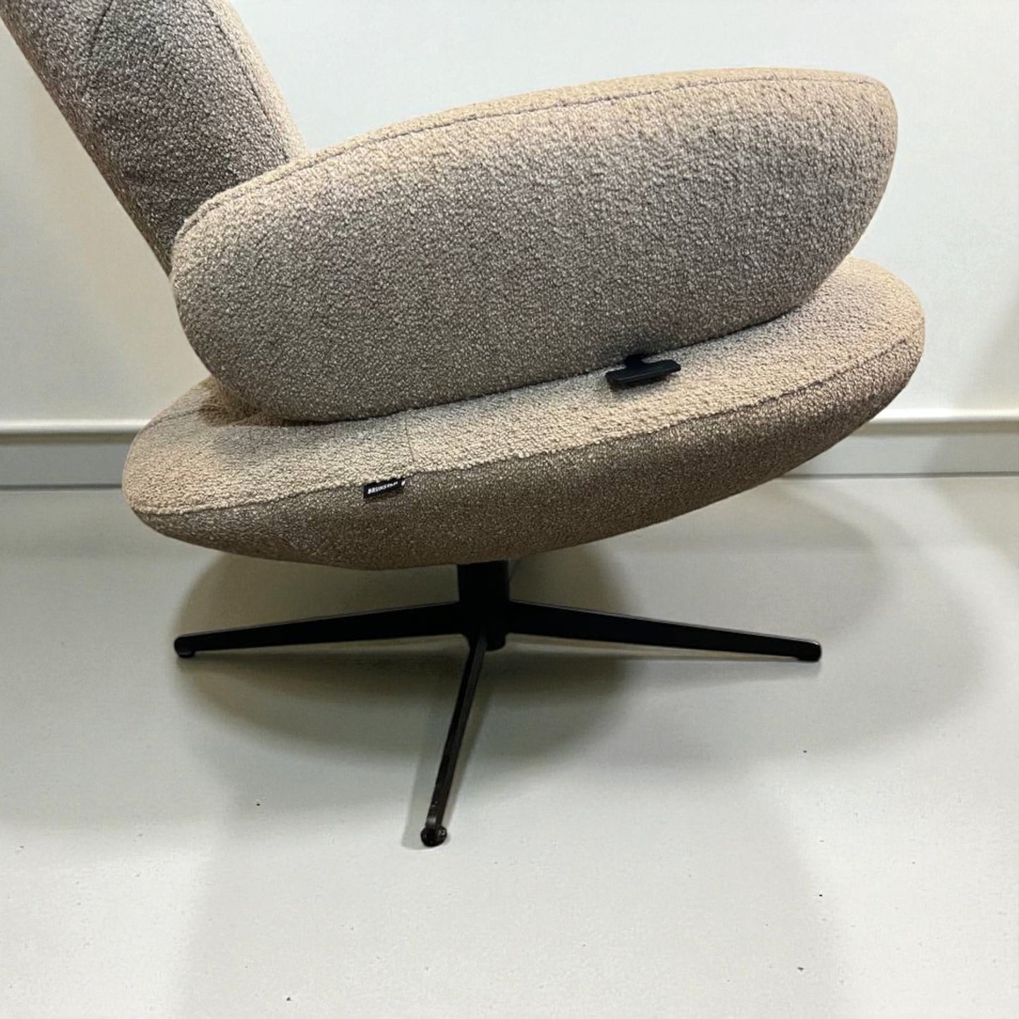 Brunstad SPLIT hvilestol Offwhite Teddy med krakk – Sjelden mulighet | MøbelGlede