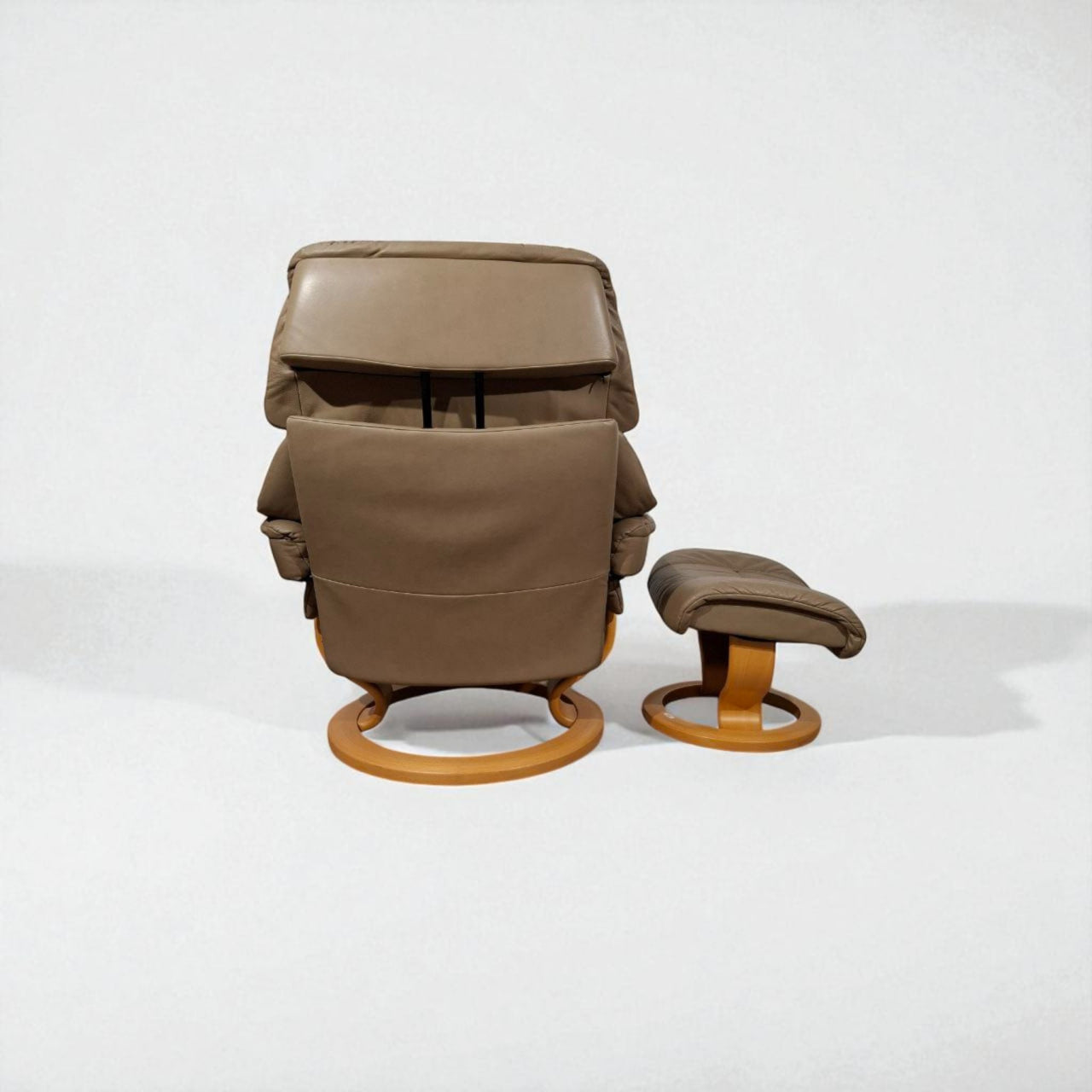 Stressless Reno (L) Lenestol med Krakk – Beige Skinn | Pent Brukt