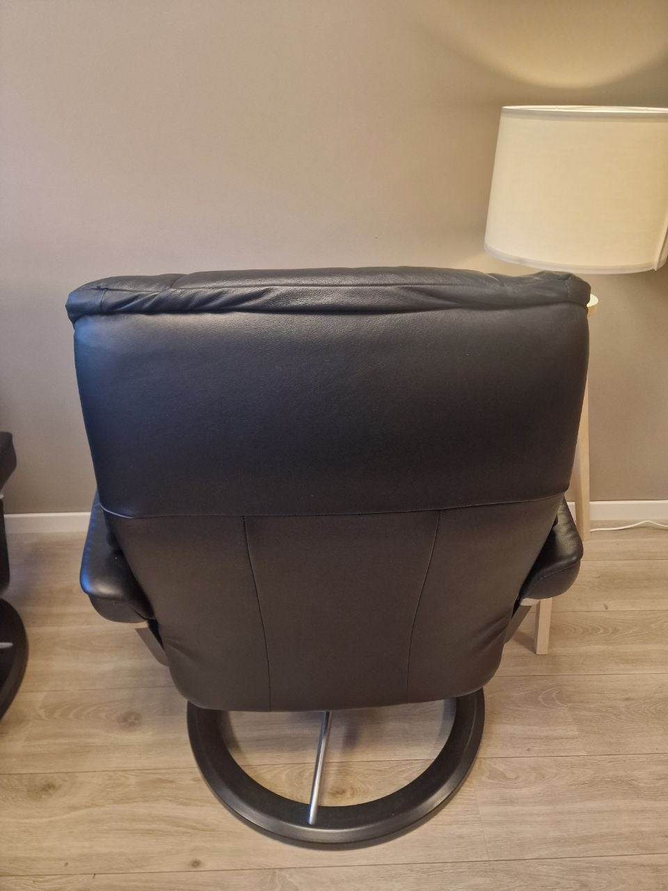 Stressless Mayfair (L) lenestol m/krakk i svart skinn