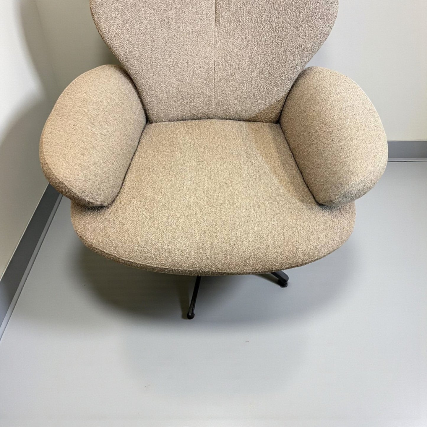 Brunstad SPLIT hvilestol Offwhite Teddy med krakk – Sjelden mulighet | MøbelGlede