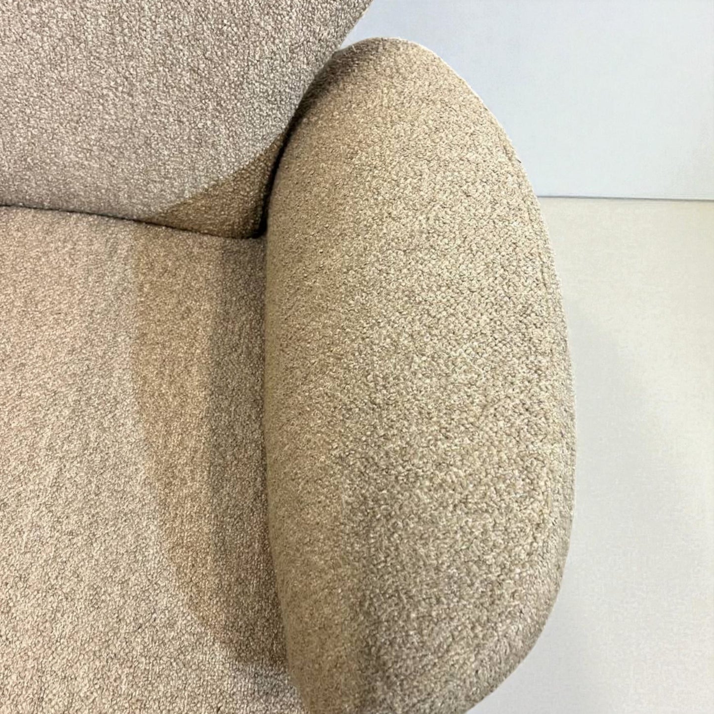 Brunstad SPLIT hvilestol Offwhite Teddy med krakk – Sjelden mulighet | MøbelGlede