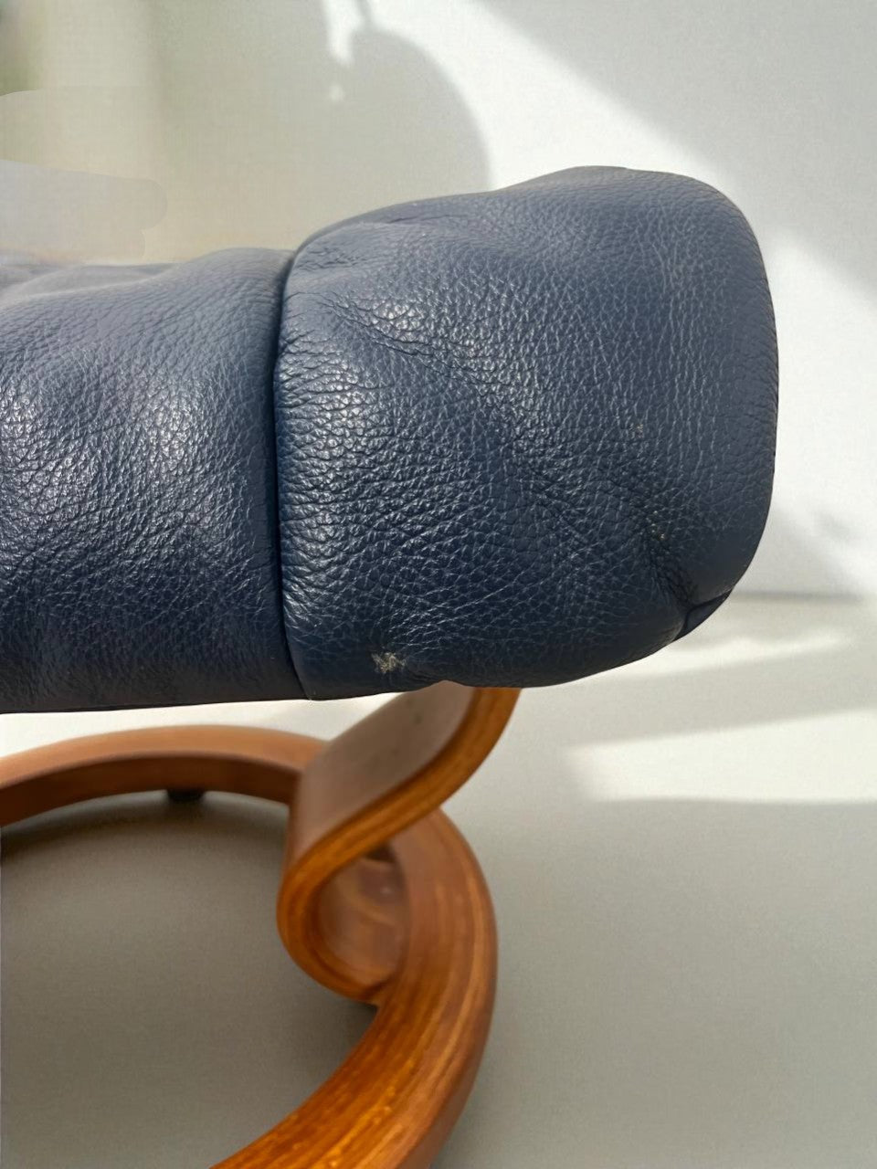 Stressless Reno (M) lenestol med krakk – ekte skinn – Pent brukt | MøbelGlede