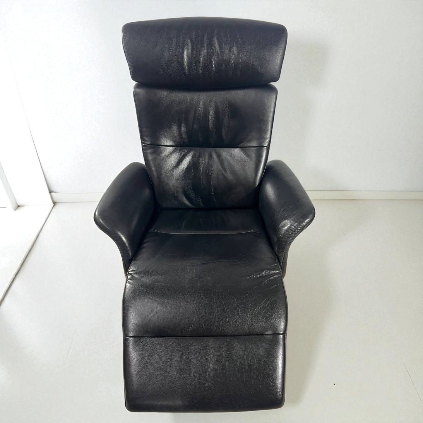 Conform Master  Recliner med innbygd fothviler – MøbelGlede