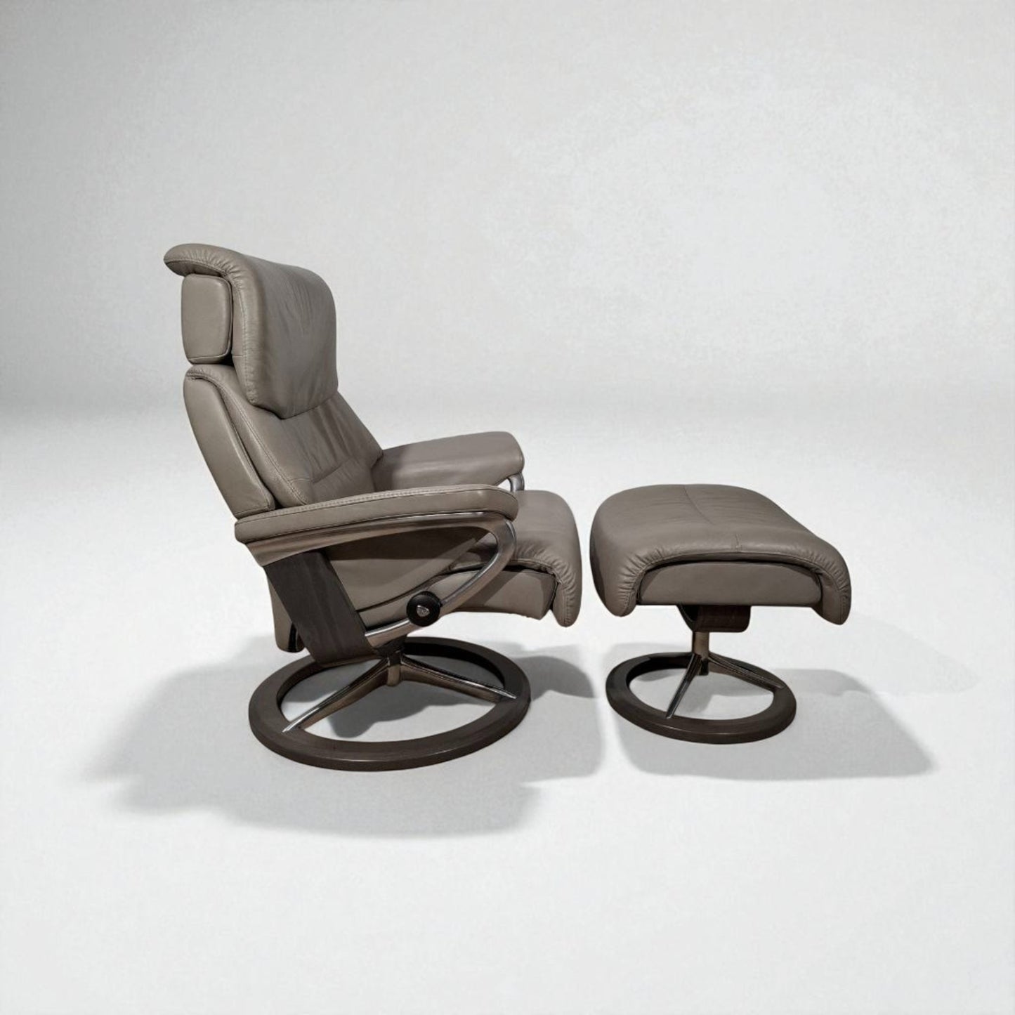 Stressless Capri lenestol med krakk – Signatur understell