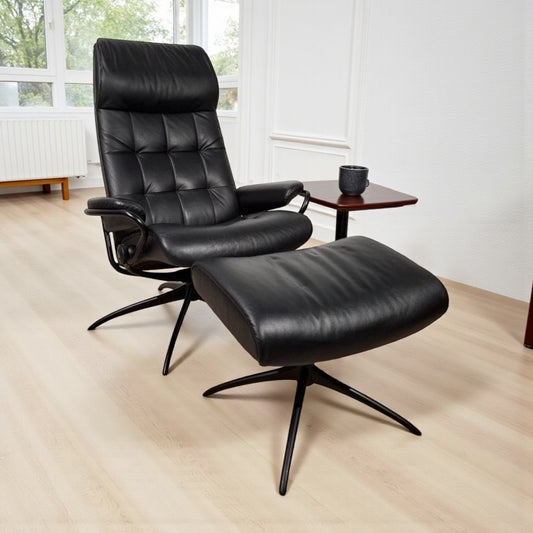 Stressless London Lenestol med Krakk – Sort Skinn | MøbelGlede