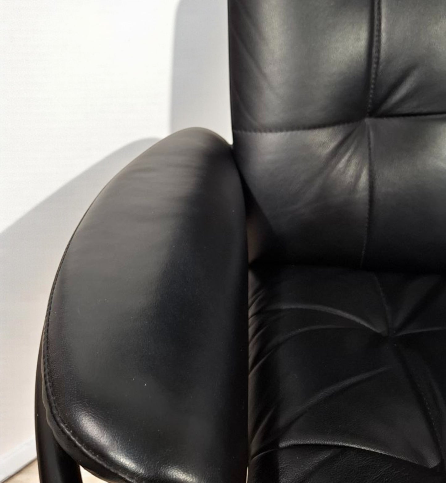 Stressless London Lenestol med Krakk – Sort Skinn | MøbelGlede