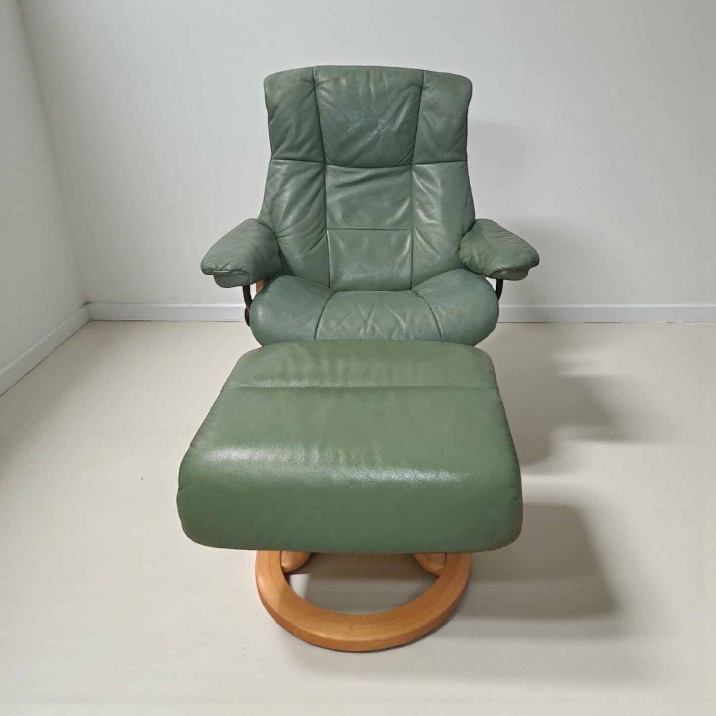 Stressless Mayfair (L) lenestol med krakk – ekte skinn | MøbelGlede