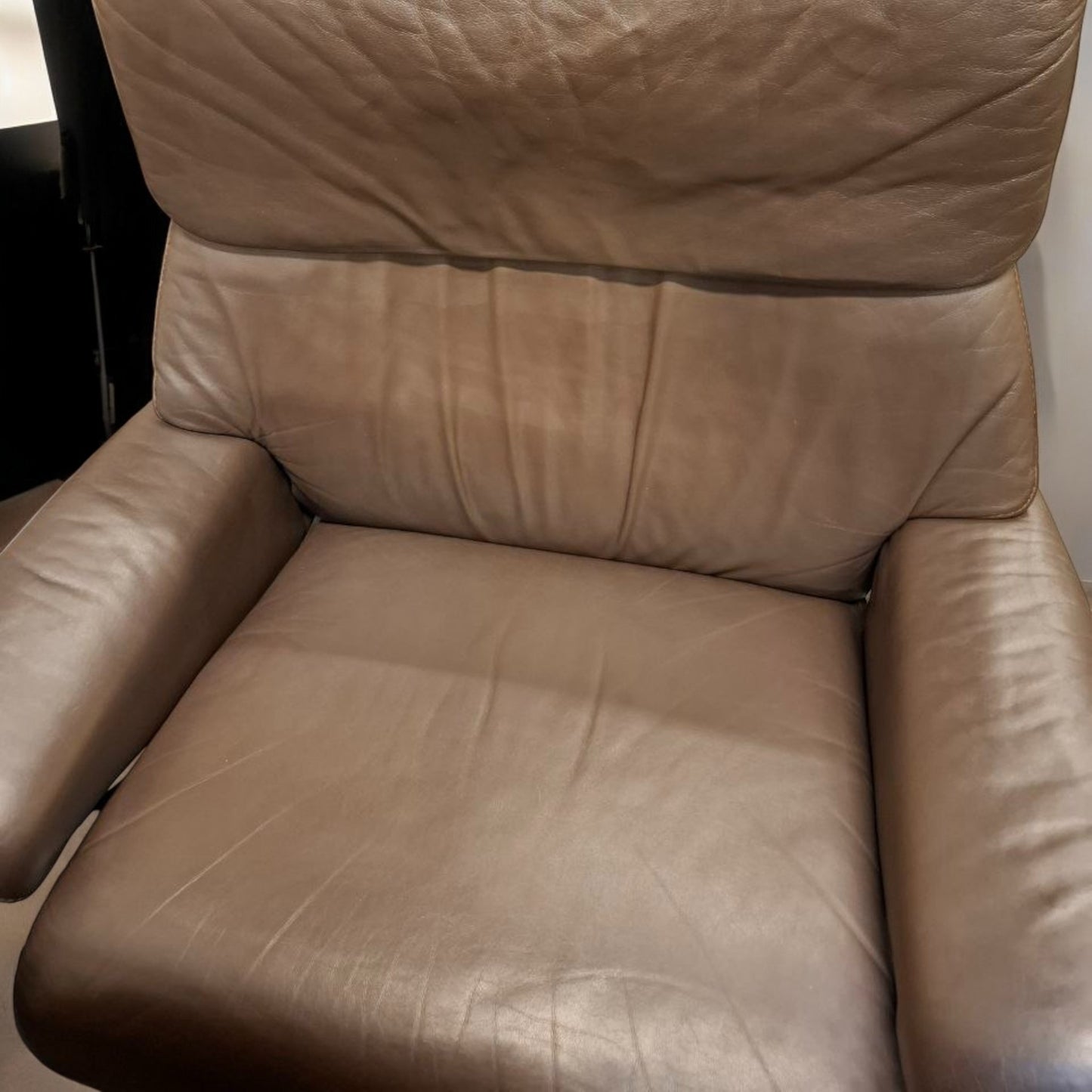 Stressless Capri L lenestol m/krakk – brun skinn | Eksklusiv komfort fra MøbelGlede