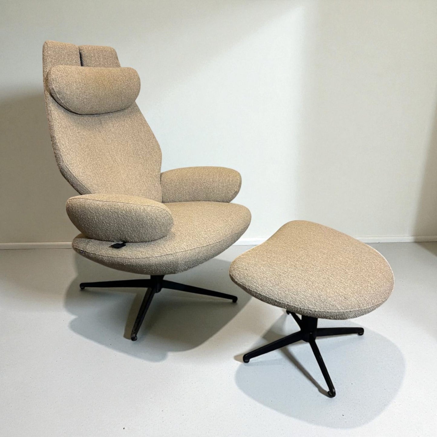 Brunstad SPLIT hvilestol Offwhite Teddy med krakk – Sjelden mulighet | MøbelGlede