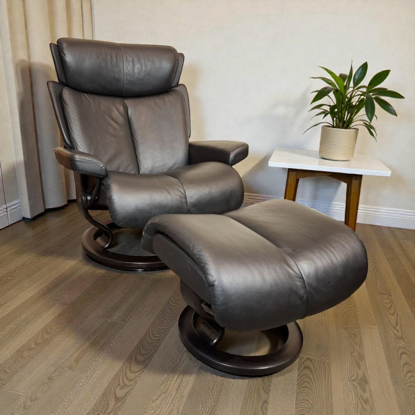 Stressless Magic lenestol L med krakk i svart skinn – topp stand | MøbelGlede