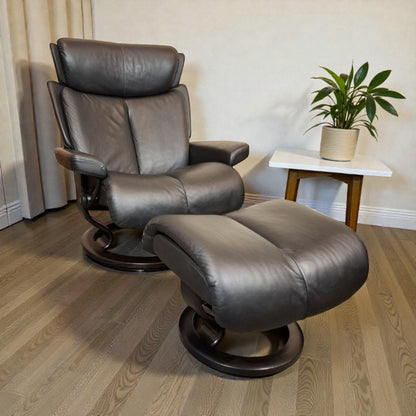Stressless Magic lenestol L med krakk i svart skinn – topp stand | MøbelGlede