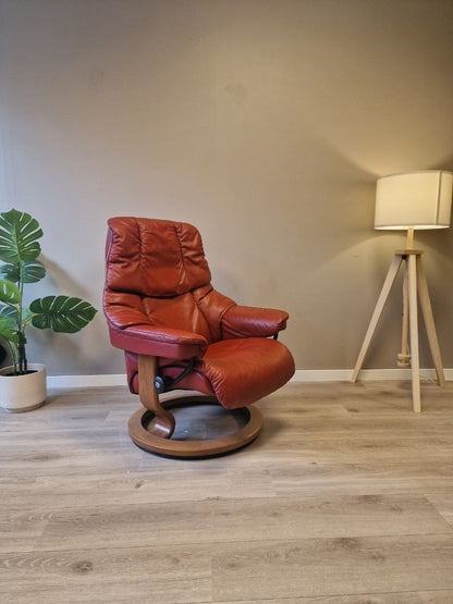 Brukt Stressless Reno (S) lenestol i rødt - frontvisning